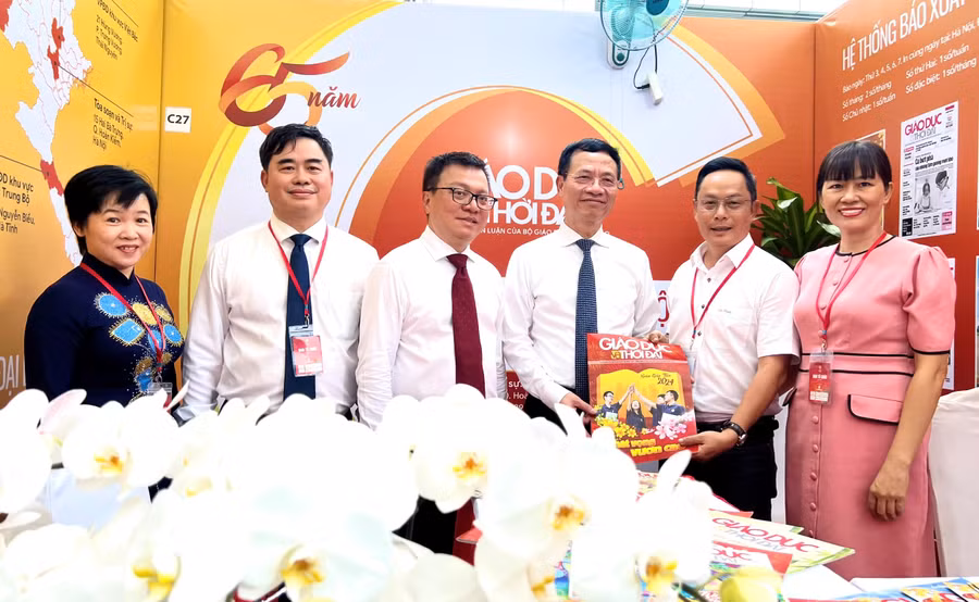 Lãnh đạo Bộ Thông tin và Truyền thông, Hội Nhà báo Việt Nam tham quan gian hàng của Báo Giáo dục và Thời đại.