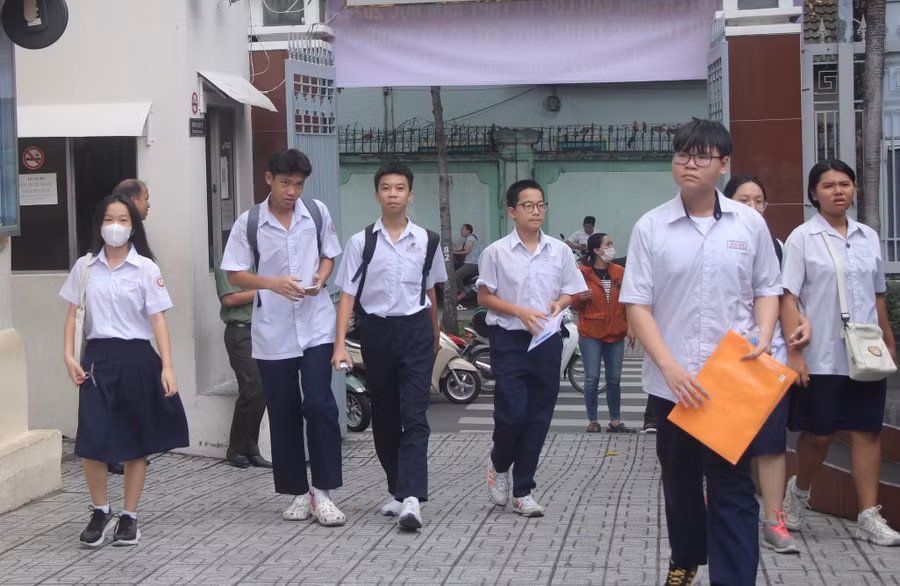 Thí sinh có mặt tại điểm thi Trường THCS Võ Trường Toản từ rất sớm.
