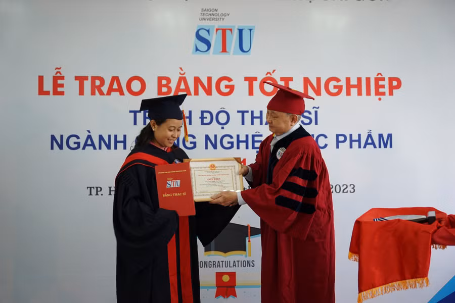 TS Trương Quang Mùi, Chủ tịch HĐQT STU trao bằng thạc sĩ và bằng khen cho học viên Nguyễn Thị Thùy Dương.
