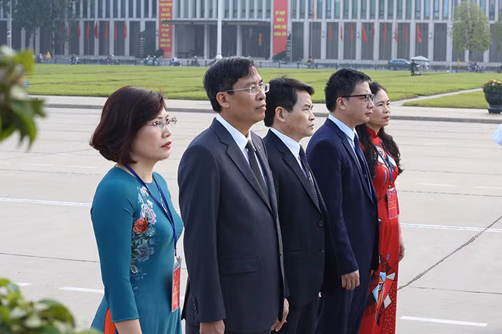 Tham dự Lễ báo công có lãnh đạo Công đoàn giáo dục Việt Nam, Cục Nhà giáo (Bộ Giáo dục và Đào tạo). Tham dự Lễ báo công có lãnh đạo Công đoàn giáo dục Việt Nam, Cục Nhà giáo (Bộ Giáo dục và Đào tạo).