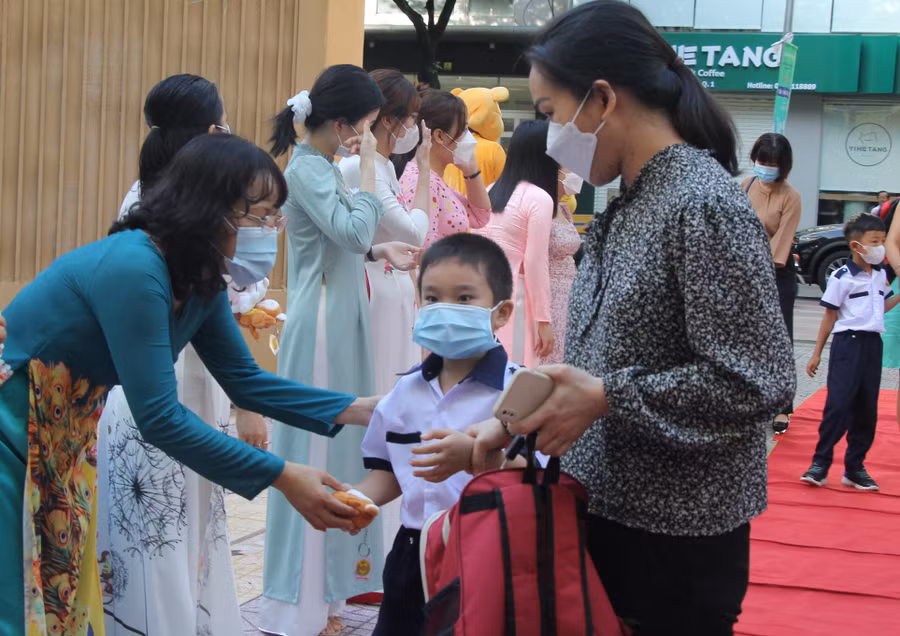 Học sinh Trường tiểu học Nguyễn Bỉnh Khiêm trong ngày tựu trường năm học 2022-2023.