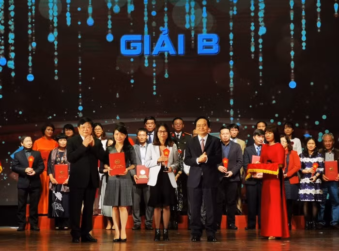 Ban Tổ chức trao giải thưởng cho các tác giả đoạn giải B.