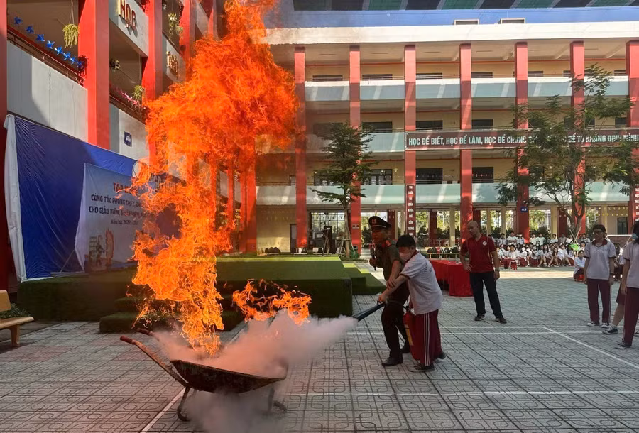 Học sinh Trường Tiểu học-THCS-THPT Ngô Thời Nhiệm (TPHCM) tập huấn phòng cháy chữa cháy.