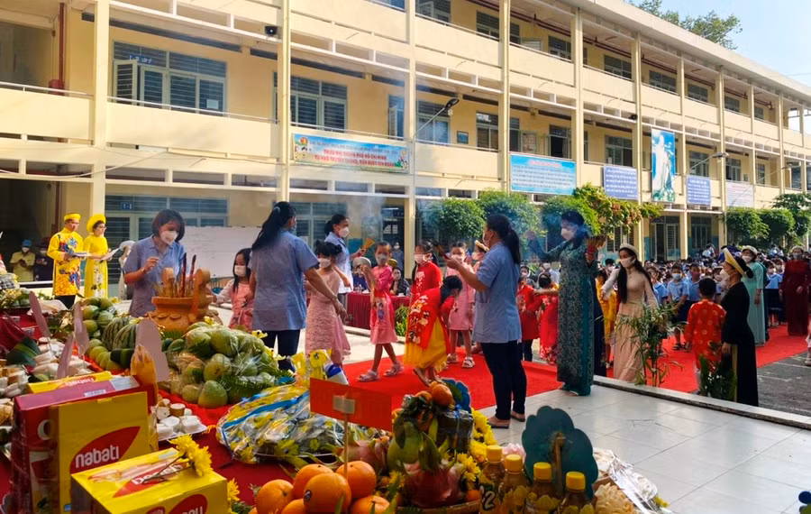 Nghi thức dâng hương của học trò Trường TH Phú Thọ (Quận 11).
