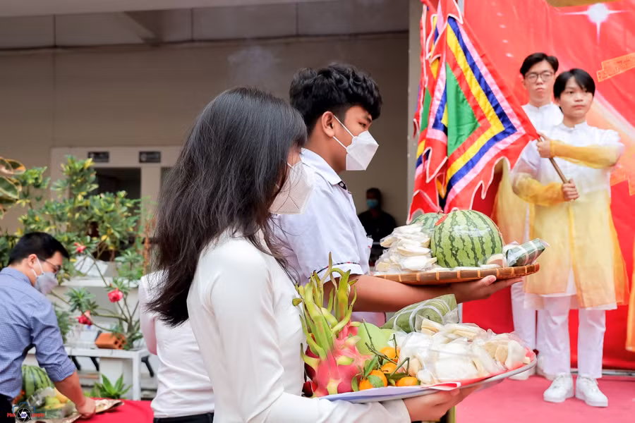 Học sinh Trường TPHT Nguyễn Hữu Thọ (Quận 4) dâng mâm cỗ tại buổi lễ giỗ Quốc Tổ Hùng Vương.