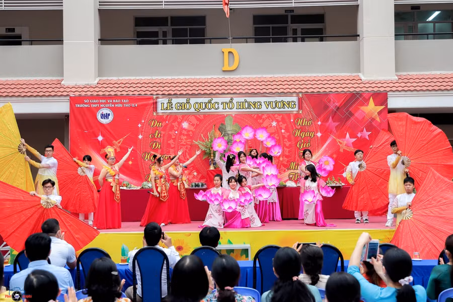 Tiết mục Hát múa Hào khí Việt Nam của học sinh Trường THPT Nguyễn Hữu Thọ trong buổi Lễ giỗ Quốc tổ Hùng Vương.