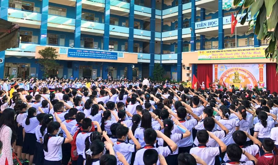 Học sinh trường TH Nguyễn Thanh Tuyền trong buổi lễ giỗ Quốc Tổ Hùng Vương do nhà trường tổ chức ngày 8-4.