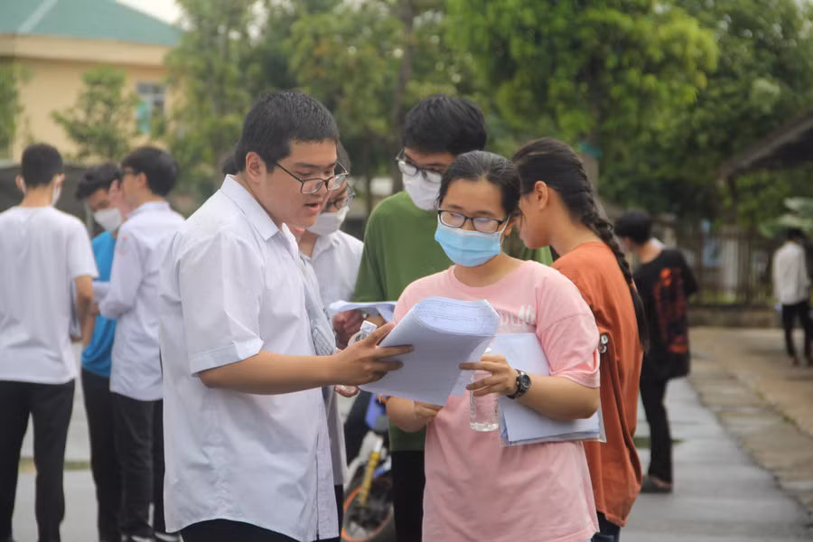 Thí sinh trao đổi kết quả sau buổi thi môn toán tại THPT Chuyên Hà Tĩnh.