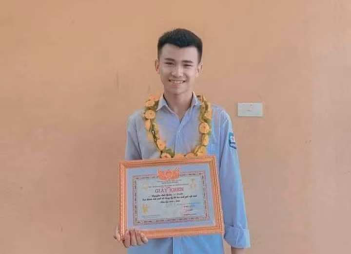 Nguyễn Anh Quân, lớp 12A1, trường THPT Nguyễn Huệ (Kỳ Anh, Hà Tĩnh) - thủ khoa khối A của Hà Tĩnh năm 2022.