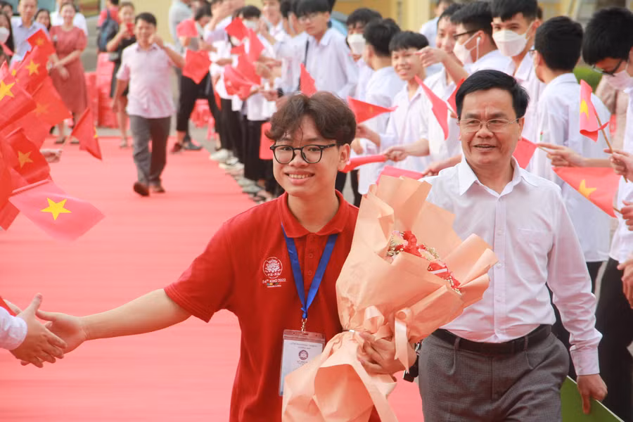 Chủ nhân HCV Olympic Hóa quốc tế 2022 trở về trong sự hân hoan chào đón của thầy cô và bạn bè.