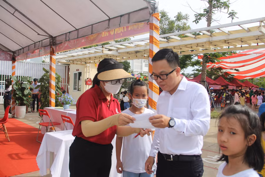 Giáo viên hướng dẫn các gian hàng, vị trí từng khi vực cho phụ huynh và học sinh đến tham gia.