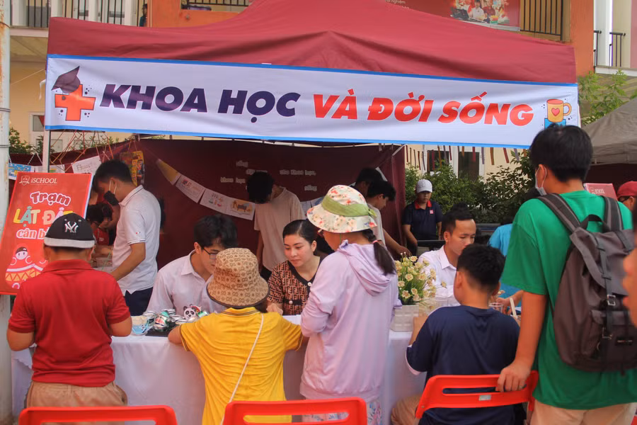 Gian hàng Khoa học và Đời sống luôn thu hút rất đông các bạn nhỏ đến tham quan và trải nghiệm.