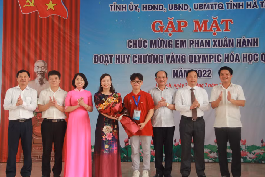Nhân dịp này, lãnh đạo tỉnh đã tặng hoa chúc mừng Sở GD&amp;ĐT Hà Tĩnh và...