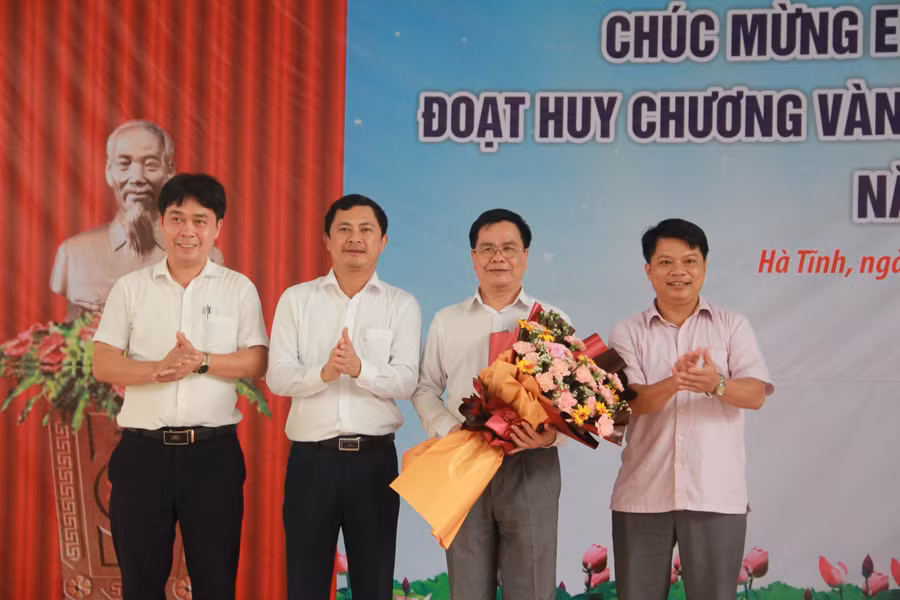 Ban Giám hiệu Trường THPT chuyên Hà Tĩnh.