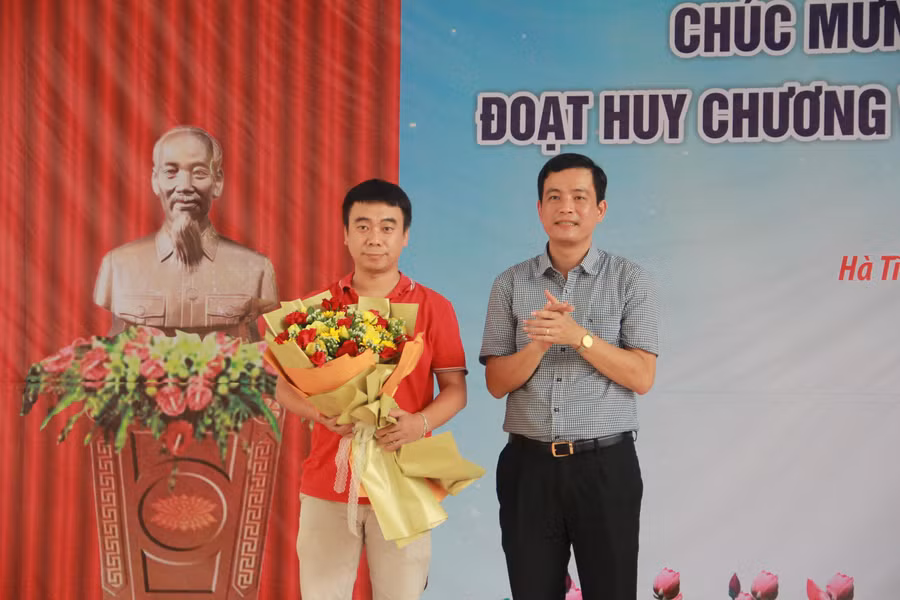 Thầy giáo Đặng Đình Hảo, GV chủ nhiệm lớp 12 Hóa, THPT chuyên Hà Tĩnh.