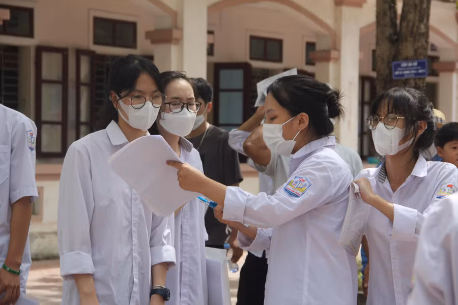 Thí sinh Hà Tĩnh trao đổi bài tại điểm thi THPT Phan Đình Phùng.