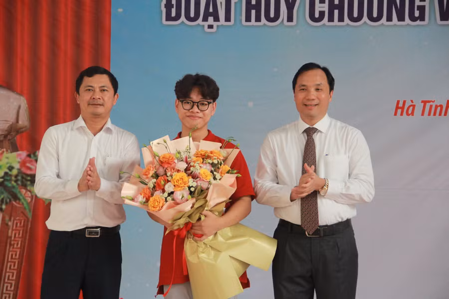 Lãnh đạo tỉnh Hà Tĩnh tặng hoa chúc mừng em Phan Xuân Hành, HCV Olympic Hóa quốc tế.