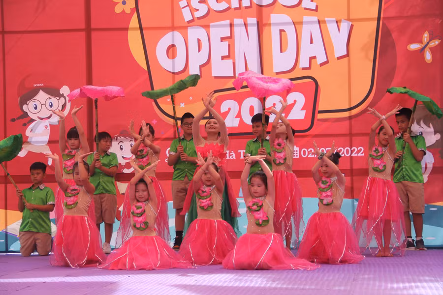 Chiều 2/7, trường Hội nhập Quốc tế iSchool vừa tổ chức Ngày hội kết nối – iSchool Open Day. Đây là hoạt động thường niên của nhà trường với mục đích tạo sân chơi bổ ích giúp các em học sinh làm quen với môi trường học tập, rèn luyện các kỹ năng.