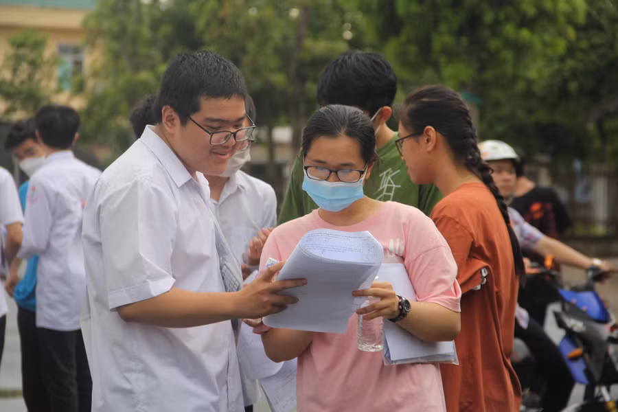 Lịch sử, Giáo dục công dân và Ngoại ngữ là 3 môn thi có nhiều điểm 10 nhất trong kỳ thi tốt nghiệp THPT. Lịch sử, Giáo dục công dân và Ngoại ngữ là 3 môn thi có nhiều điểm 10 nhất trong kỳ thi tốt nghiệp THPT.