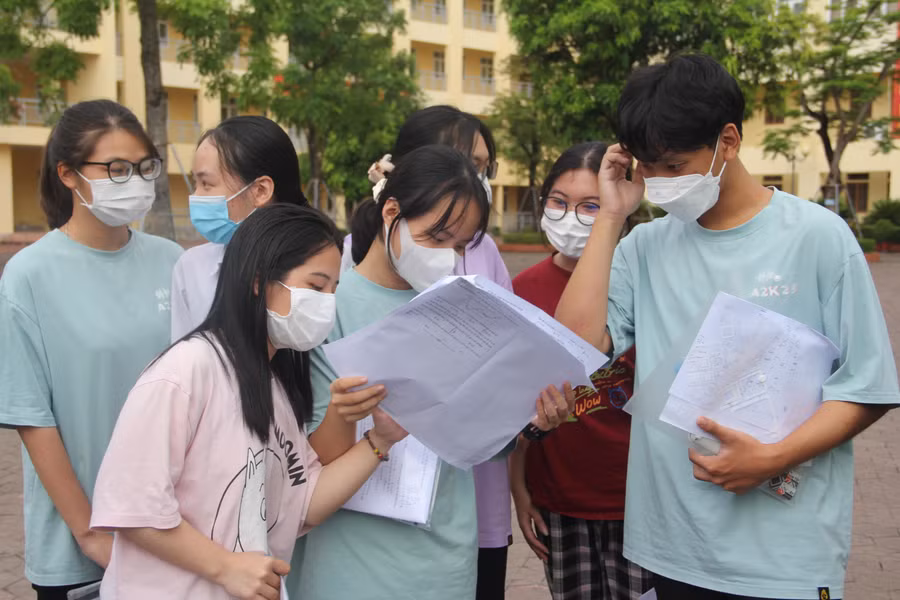 Thí sinh Hà Tĩnh trao đổi bài sau khi kết thúc môn toán.