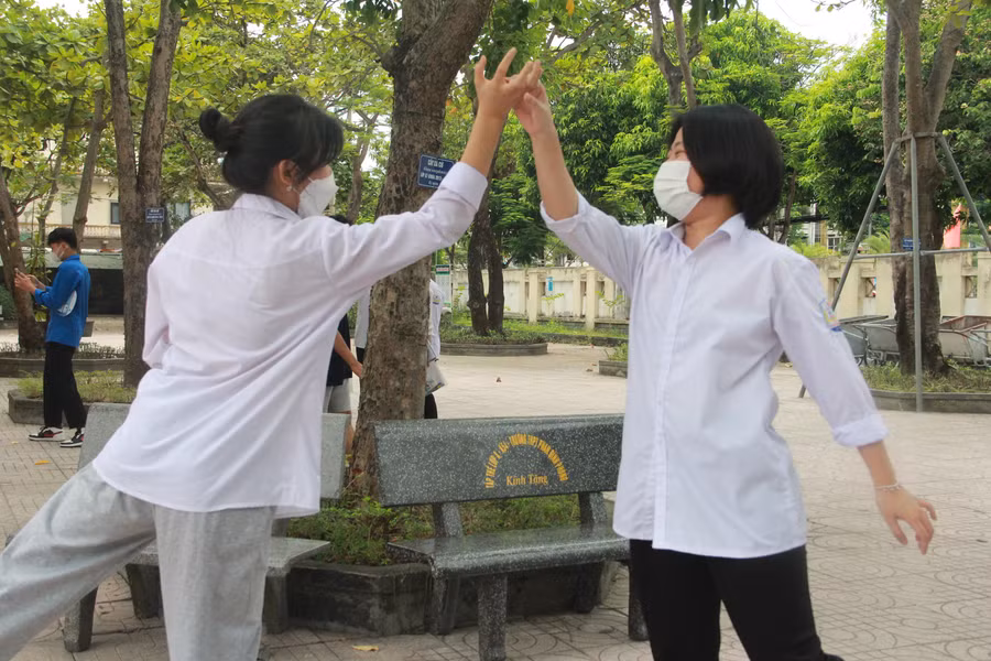 Thí sinh chúc mừng nhau hoàn thành môn thi cuối cùng của kỳ thi tốt nghiệp THPT. Thí sinh chúc mừng nhau hoàn thành môn thi cuối cùng của kỳ thi tốt nghiệp THPT.