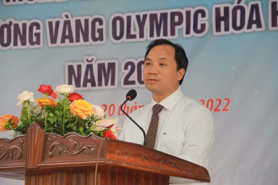 Bí thư Tỉnh ủy Hà Tĩnh Hoàng Trung Dũng chúc mừng kết quả của em Phan Xuân Hành và đánh giá cao những thành tích của ngành Giáo dục trong năm học 2022-2023.