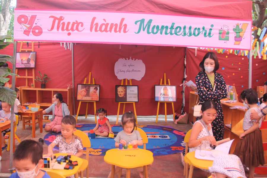Năm nay, Ngày hội Kết nối trường iSchool Hà Tĩnh có 10 gian hàng với đa dạng các chủ đề như: Khối Tiếng Anh với gian hàng Master of matching English galary; Khối Mầm non với gian hàng Thực hành Montessori, Vlog đồ uống miễn phí, trải nghiệm trò chơi dân gian; Gian hàng Khoa học đời sống của Khối tự nhiên; Làng Vũ Đại ở hành tinh khác của Khối xã hội...