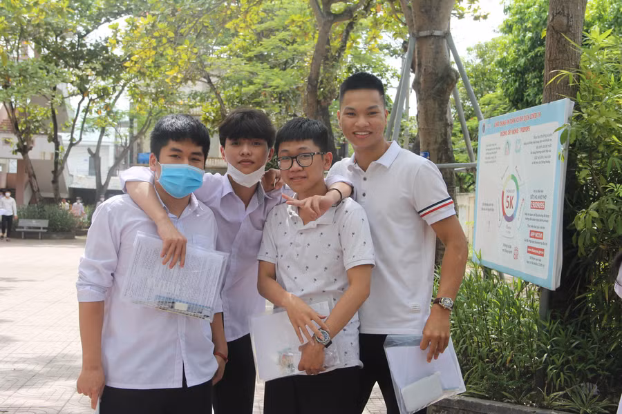 Theo nhiều thí sinh nhận định, đề thi môn Ngữ văn năm nay gần gũi và không khó. Theo nhiều thí sinh nhận định, đề thi môn Ngữ văn năm nay gần gũi và không khó.