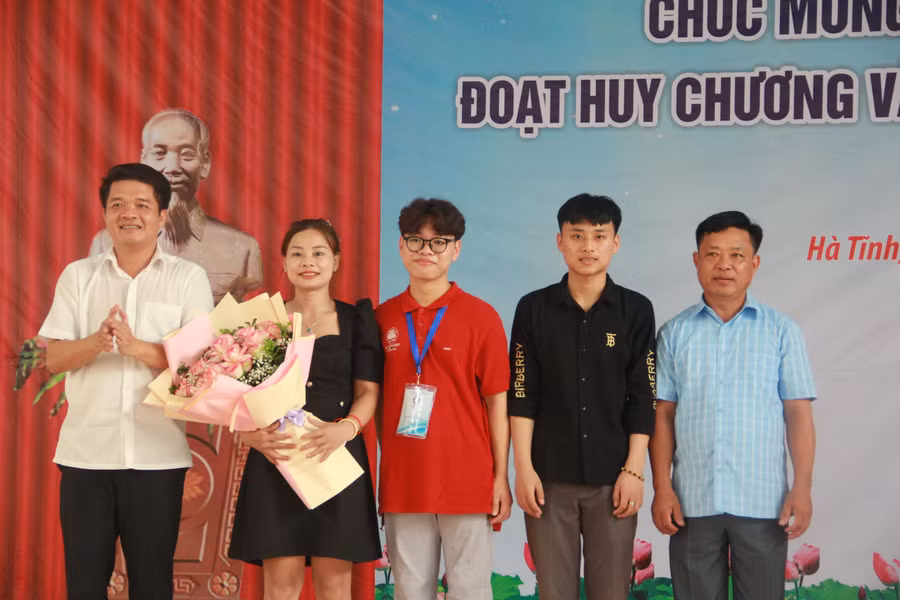 Gia đình em Phan Xuân Hành tại buổi gặp mặt.