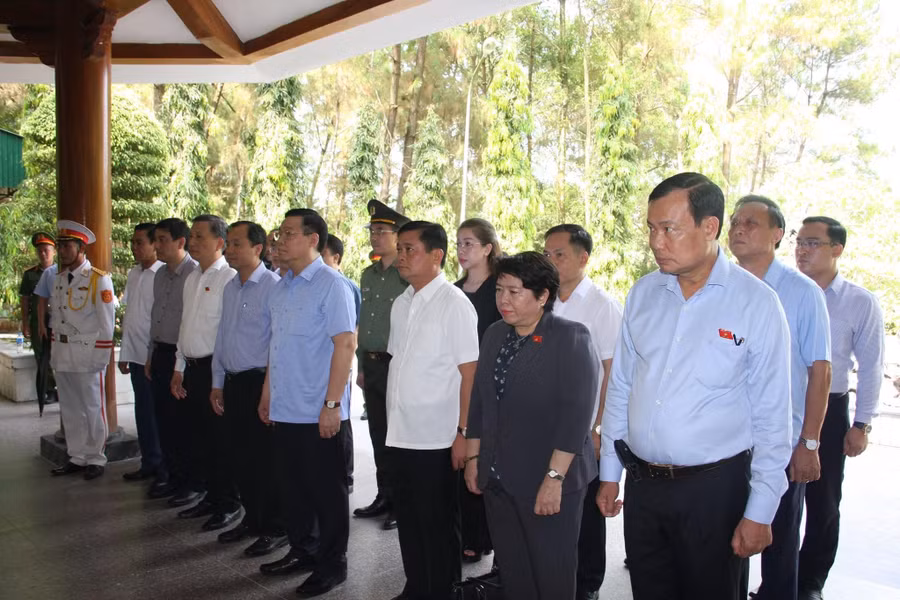 Chủ tịch Quốc hội Vương Đình Huệ cùng đoàn công tác Trung ương dâng hương tại Khu di tích quốc gia đặc biệt Ngã Ba Đồng Lộc. Chủ tịch Quốc hội Vương Đình Huệ cùng đoàn công tác Trung ương dâng hương tại Khu di tích quốc gia đặc biệt Ngã Ba Đồng Lộc.