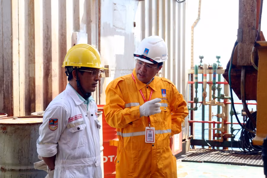 Trao đổi chuyên môn ngay tại hiện trường biển giữa lãnh đạo KĐN – PV GAS và Xí nghiệp Khí – Vietsovpetro Trao đổi chuyên môn ngay tại hiện trường biển giữa lãnh đạo KĐN – PV GAS và Xí nghiệp Khí – Vietsovpetro
