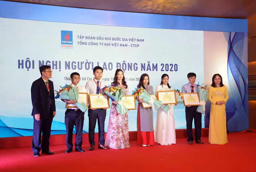 Công đoàn DKVN tặng Bằng khen 6 tập thể và 41 cá nhân xuất sắc trong phong trào thi đua lao động giỏi và xây dựng tổ chức Công đoàn vững mạnh năm 2020 Công đoàn DKVN tặng Bằng khen 6 tập thể và 41 cá nhân xuất sắc trong phong trào thi đua lao động giỏi và xây dựng tổ chức Công đoàn vững mạnh năm 2020