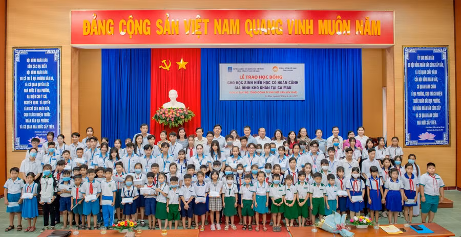 Niềm vui của các em nhỏ vượt khó học giỏi Cà Mau
