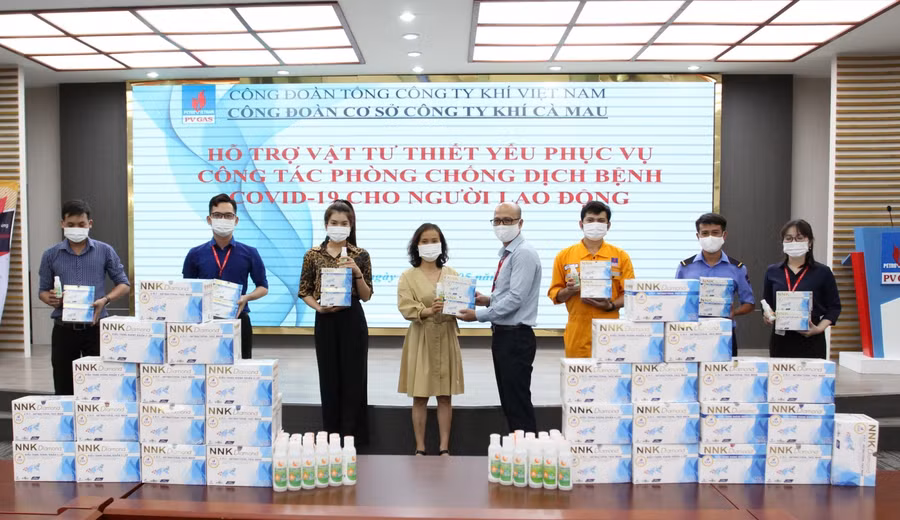 Công đoàn Công ty Khí Cà Mau trao món quà hỗ trợ của Công đoàn DKVN Công đoàn Công ty Khí Cà Mau trao món quà hỗ trợ của Công đoàn DKVN