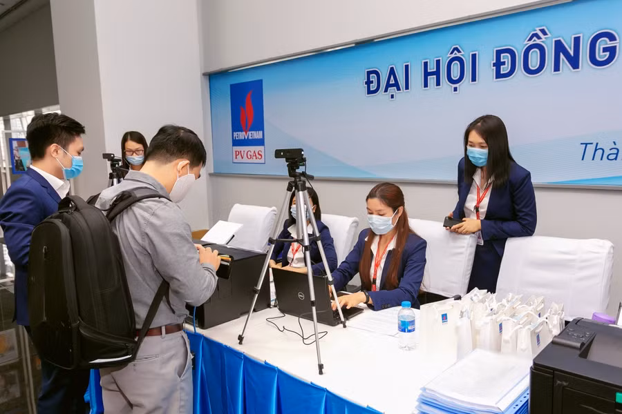 Thực hiện đeo khẩu trang và sát khuẩn khi đón tiếp cổ đông tại Đại hội đồng cổ đông thường niên PV GAS 2021 Thực hiện đeo khẩu trang và sát khuẩn khi đón tiếp cổ đông tại Đại hội đồng cổ đông thường niên PV GAS 2021