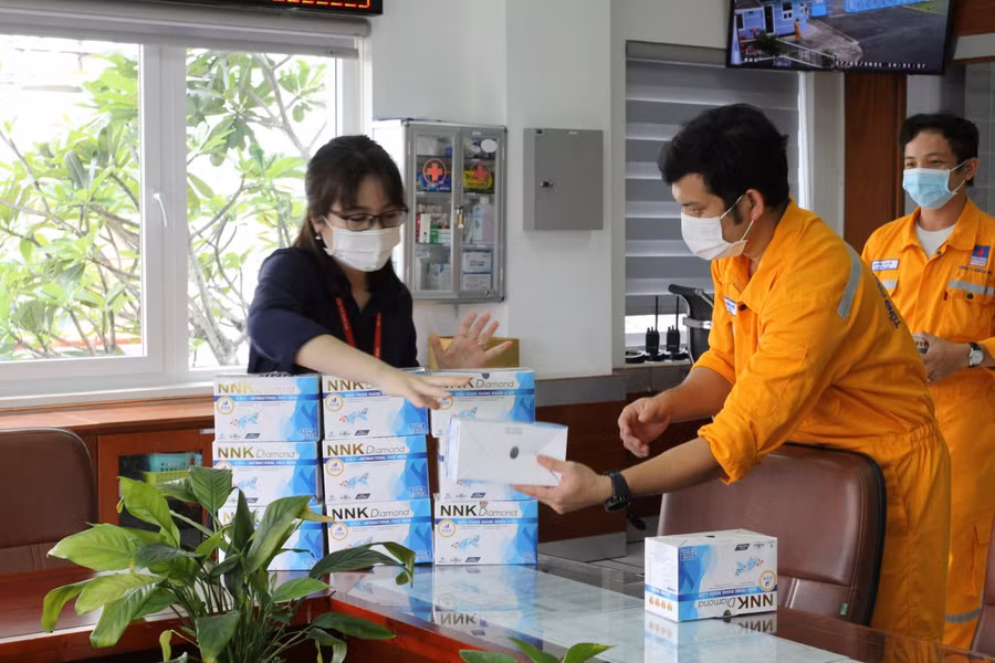 Hỗ trợ NLĐ phòng chống COVID-19 là hành động của toàn hệ thống công đoàn Dầu khí Hỗ trợ NLĐ phòng chống COVID-19 là hành động của toàn hệ thống công đoàn Dầu khí