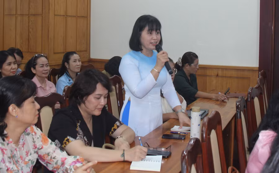 Cô Hoàng Thị Hảo, Hiệu trưởng Trường THPT Đào Sơn Tây (TP Thủ Đức) phát biểu tại hội nghị giao ban hiệu trưởng các trường THPT ngày 10/10 vừa qua.