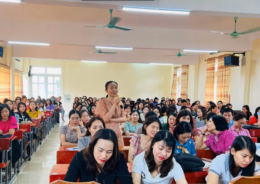 GV chia sẻ kinh kinh nghiệm ôn tập môn Ngữ văn tại Hội nghị tập huấn do Sở GD&amp;ĐT Hà Tĩnh tổ chức,