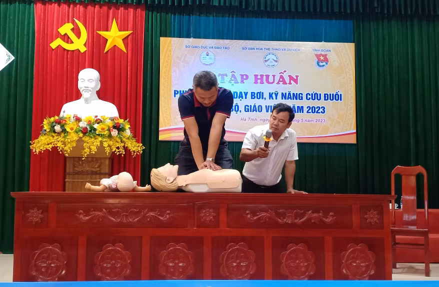 Ngành Giáo dục Hà Tĩnh tập huấn phương pháp dạy bơi cho giáo viên.