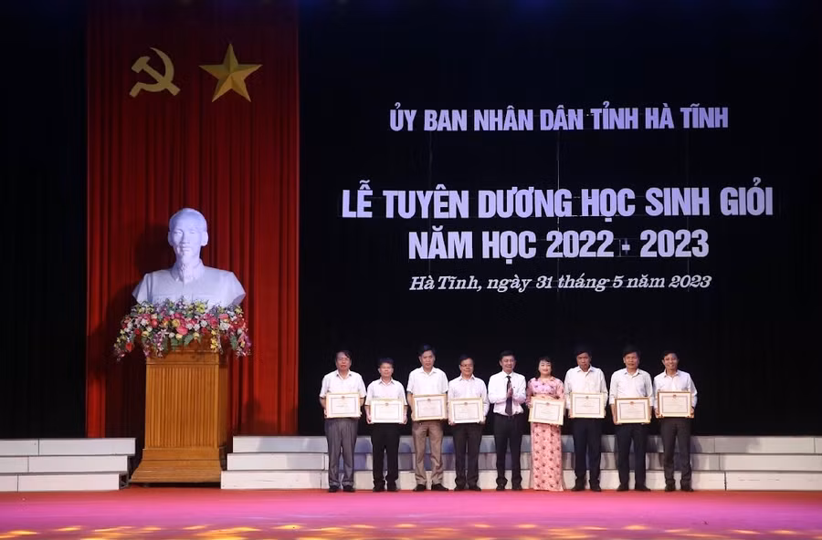 Các tập thể có thành tích trong bồi dưỡng HSG quốc gia nhận giấy khen Sở GD&amp;ĐT.