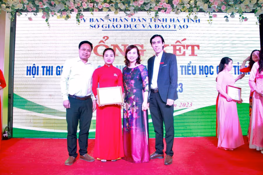Cô giáo Lê Thị Cẩm Tú nhận giấy chứng nhận giải nhất tại Hội thi GVCN lớp giỏi tiểu học cấp tỉnh năm 2023.