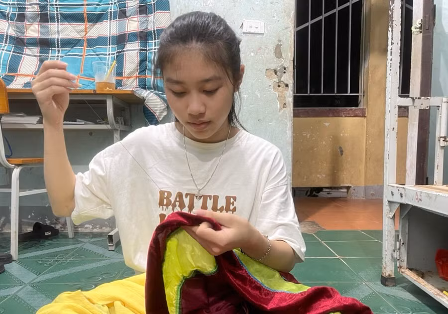 Ngoài tìm vật liệu, các em còn tự tìm hiểu nét đặc sắc mỗi dân tộc để đưa vào trang phục.