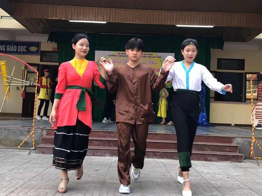 Học sinh Trường THCS&THPT Dân tộc nội trú Hà Tĩnh tham gia hoạt động ngoại khóa tại trường. Học sinh Trường THCS&THPT Dân tộc nội trú Hà Tĩnh tham gia hoạt động ngoại khóa tại trường.