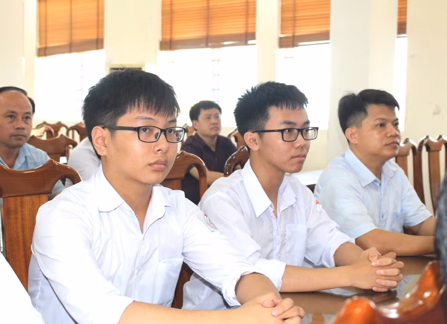 Em Đinh Cao Sơn (12 Hoá) và Trần Hoài Nam (12 Toán 2). Em Đinh Cao Sơn (12 Hoá) và Trần Hoài Nam (12 Toán 2).