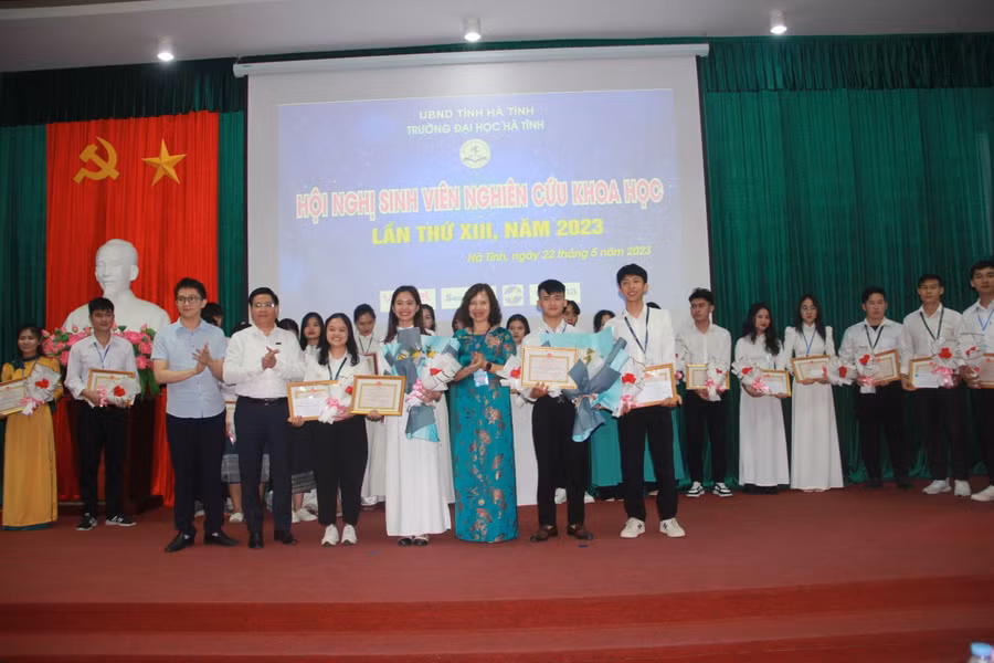 BTC trao giải cho các đề tài lọt vào vòng chung kết.