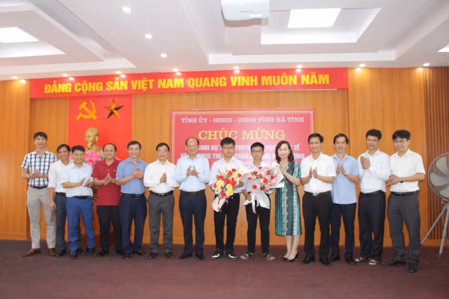 Lãnh đạo Sở GD&ĐT Hà Tĩnh chúc mừng trường THPT Chuyên Hà Tĩnh và 2 thí sinh tham dự kỳ các kỳ thi quốc tế 2023. Lãnh đạo Sở GD&ĐT Hà Tĩnh chúc mừng trường THPT Chuyên Hà Tĩnh và 2 thí sinh tham dự kỳ các kỳ thi quốc tế 2023.