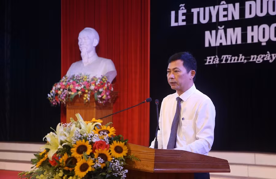 Phó Chủ tịch UBND tỉnh Hà Tĩnh Lê Ngọc Châu chúc mừng và biểu dương những thành tích của ngành Giáo dục tỉnh nhà.