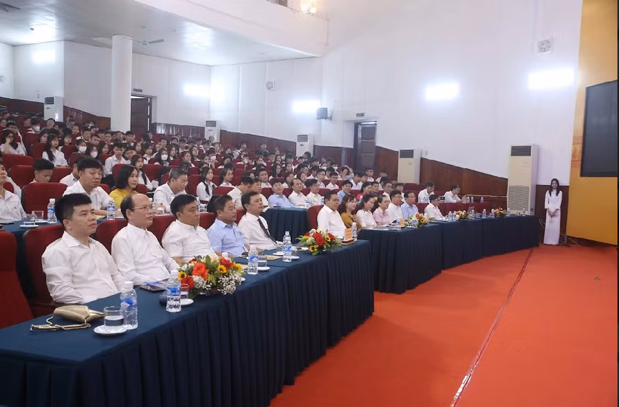 Đại biểu tham dự Lễ tuyên dương học sinh giỏi năm học 2022-2023.