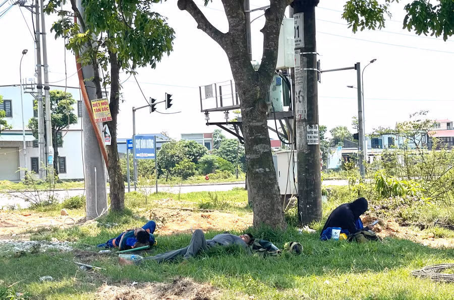 Trong khi đó tốp thợ điện nghỉ trưa ngay khu vực sửa chữa.