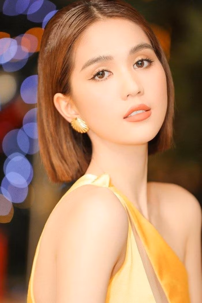 Đầm vàng thì mình dùng bông tai vàng, có gì lo lắng?